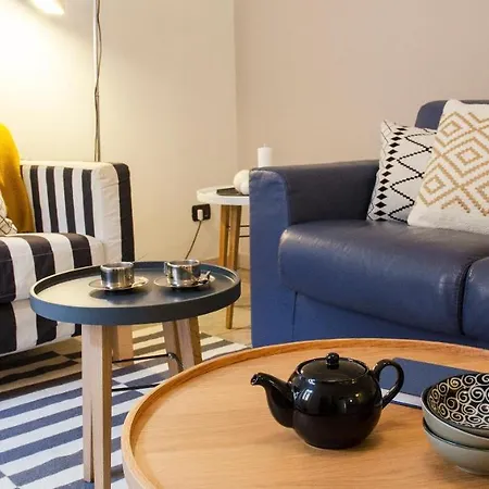 Charming & Modern Flat By Solutions 아파트 *