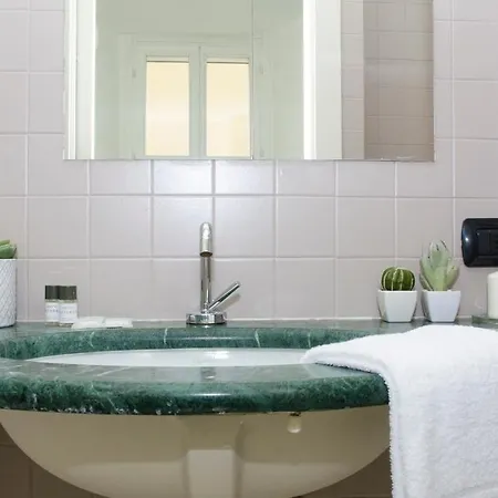 Charming & Modern Flat By Solutions 아파트 *