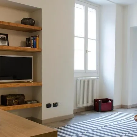 Charming & Modern Flat By Solutions 코모